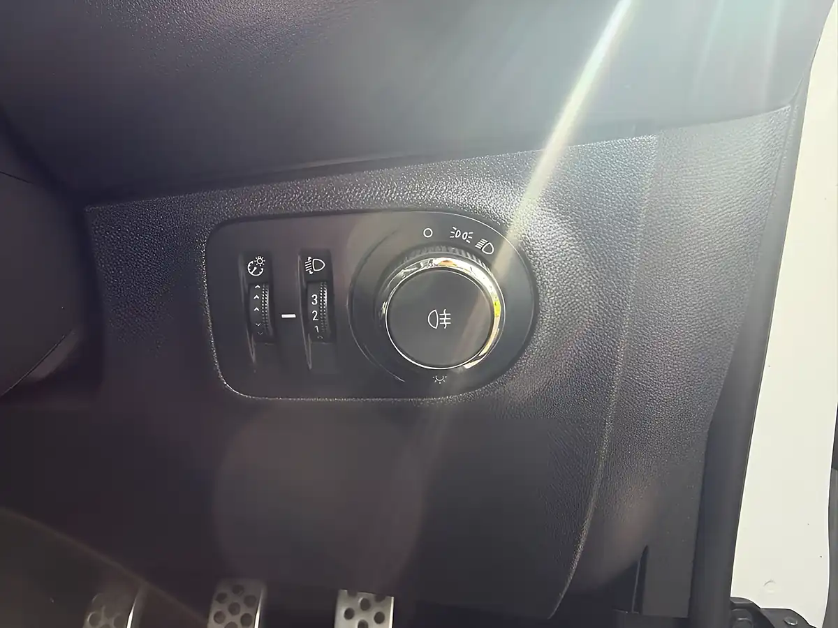 Used 2018 Vauxhall Adam Energised White - Interior and Exterior details 19
