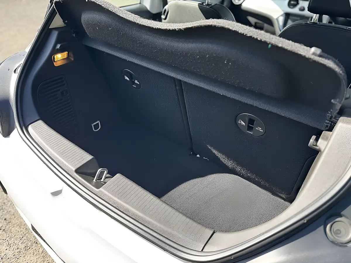 Used 2018 Vauxhall Adam Energised White - Interior and Exterior details 18