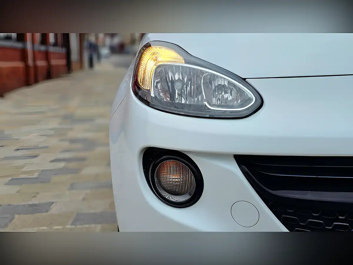 Used 2018 Vauxhall Adam Energised White - Interior and Exterior details 11
