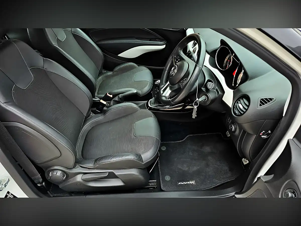 Used 2018 Vauxhall Adam Energised White - Interior and Exterior details 15