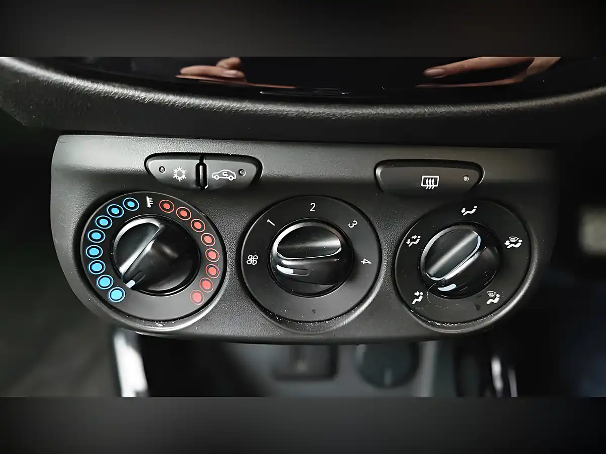 Used 2018 Vauxhall Adam Energised White - Interior and Exterior details 17