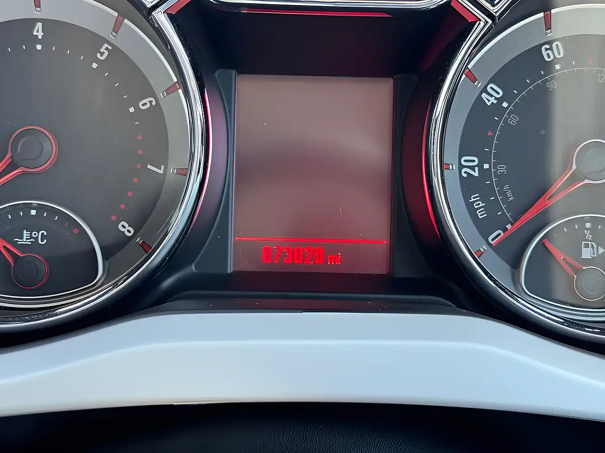 Used 2018 Vauxhall Adam Energised White - Interior and Exterior details 5