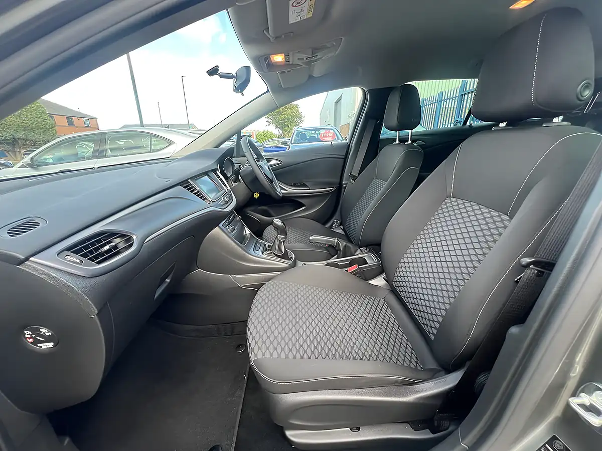 Used 2018 Vauxhall Astra Design Cosmic Grey Met - Interior and Exterior details 14