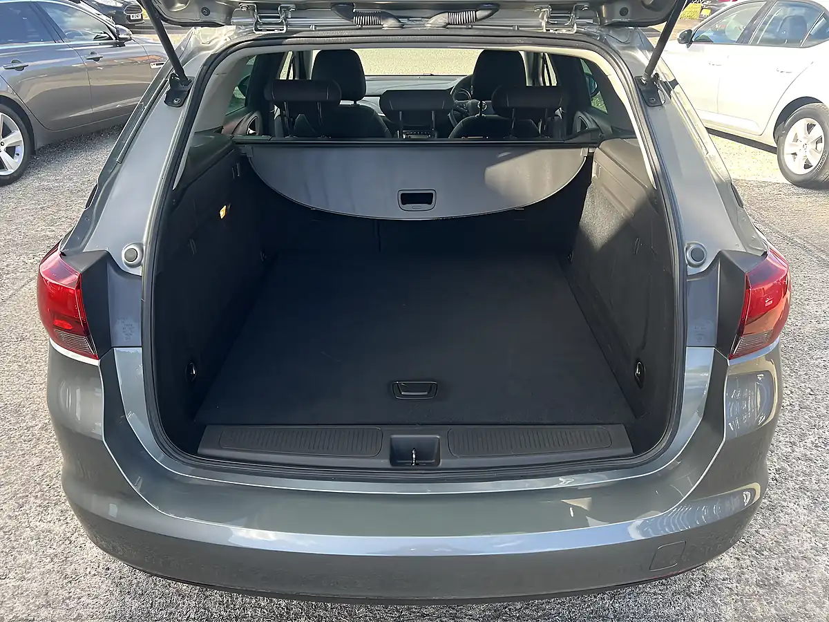 Used 2018 Vauxhall Astra Design Cosmic Grey Met - Interior and Exterior details 16