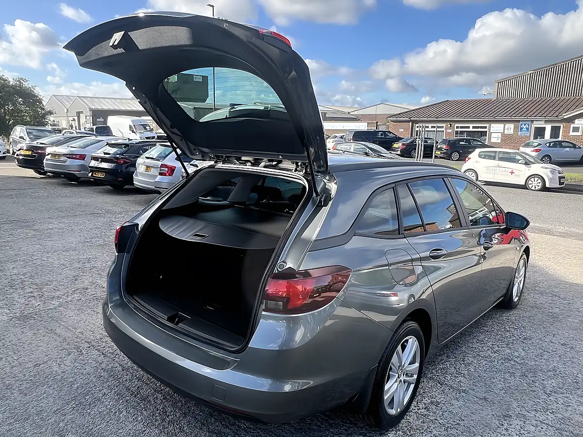 Used 2018 Vauxhall Astra Design Cosmic Grey Met - Interior and Exterior details 17