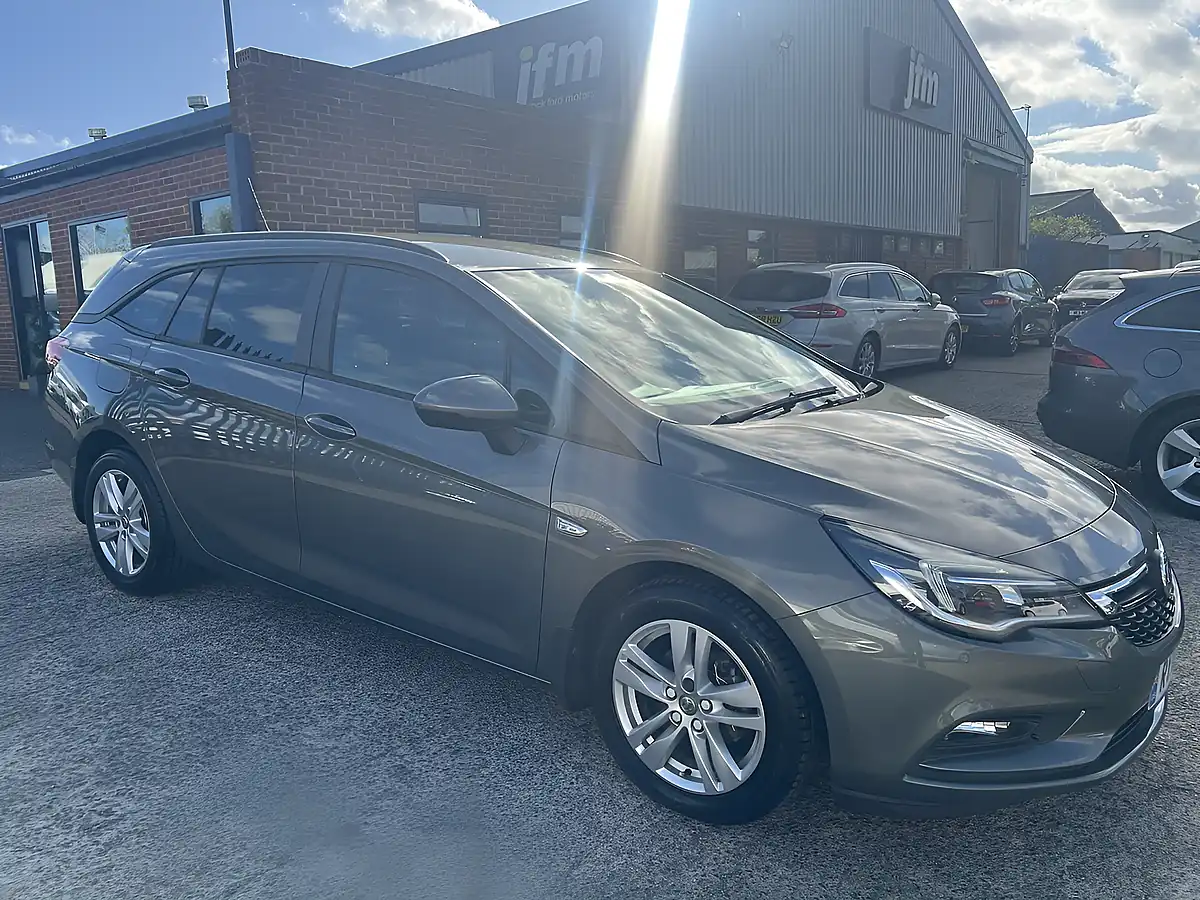 Used 2018 Vauxhall Astra Design Cosmic Grey Met - Interior and Exterior details 20