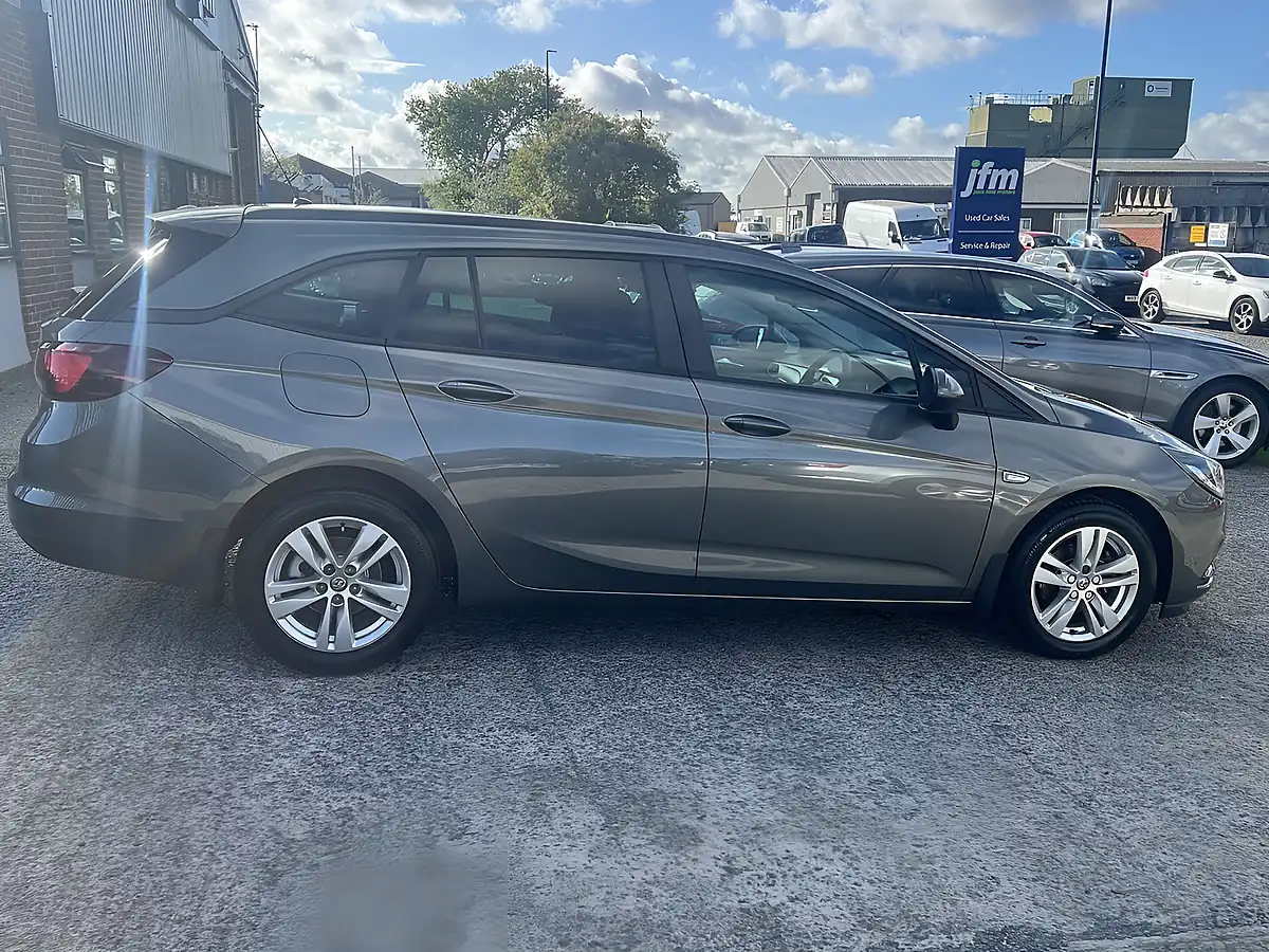 Used 2018 Vauxhall Astra Design Cosmic Grey Met - Interior and Exterior details 5