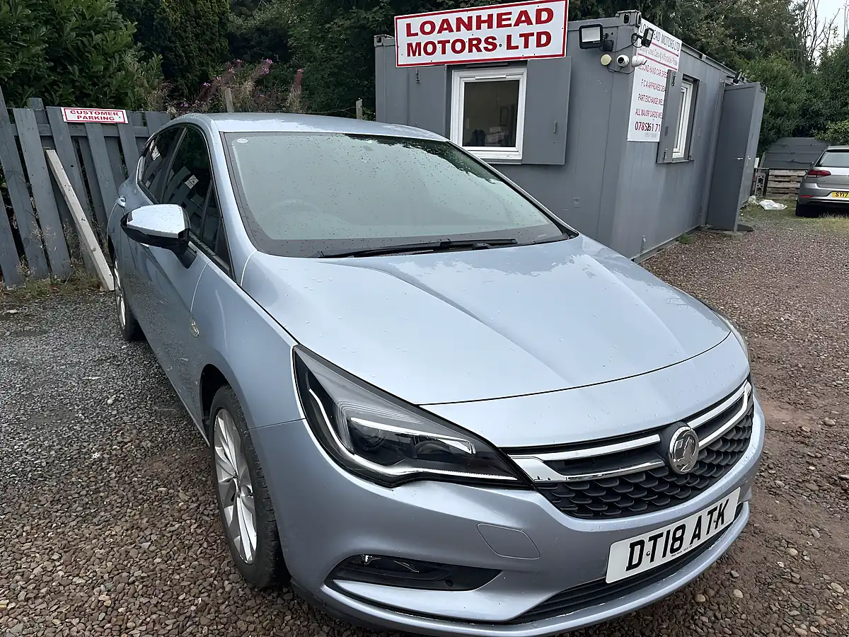 Used 2018 Vauxhall Astra Design Silver - Front View