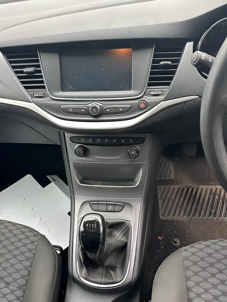 Used 2018 Vauxhall Astra Design Silver - Interior and Exterior details 18
