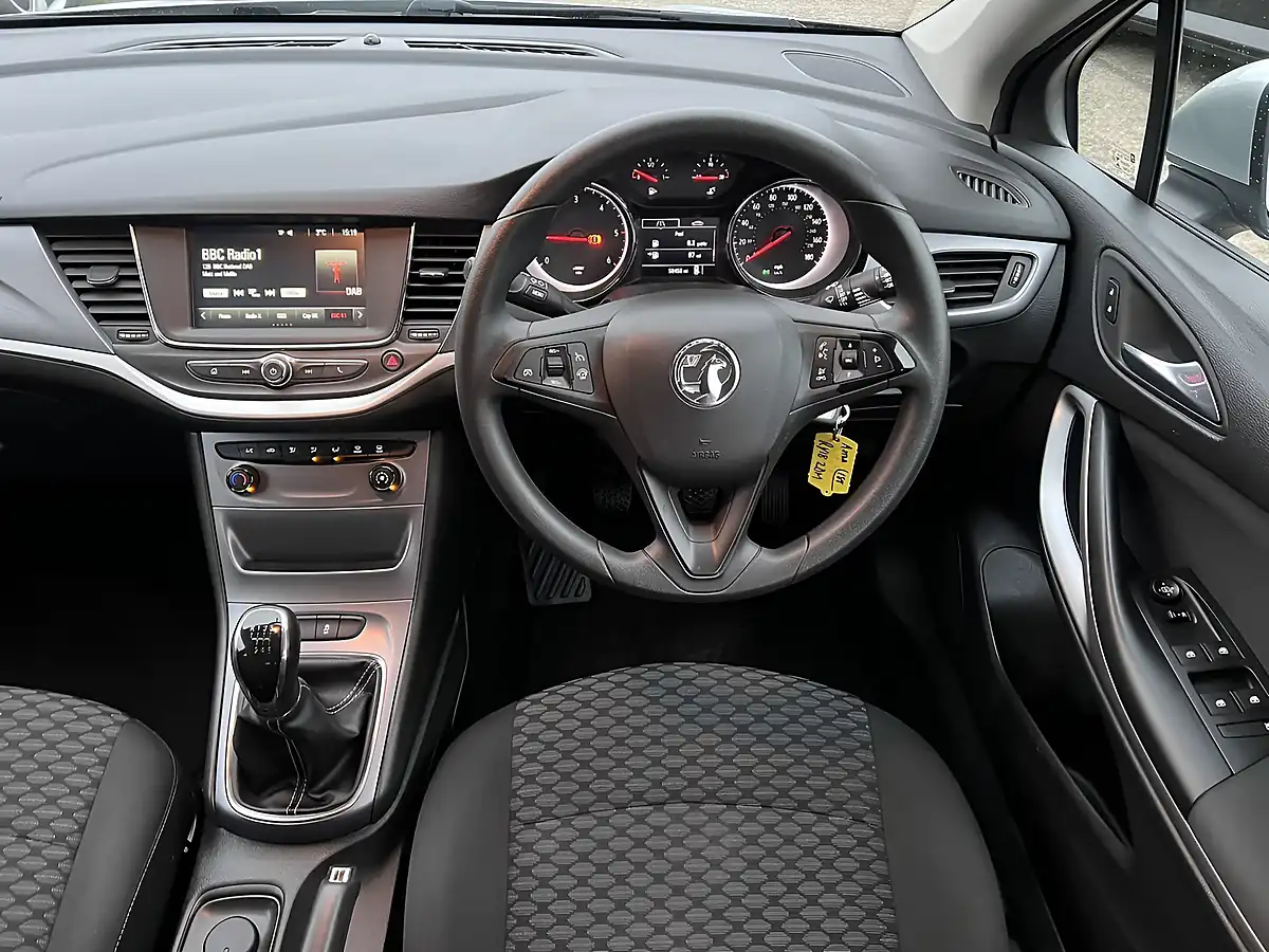 Used 2018 Vauxhall Astra Design Sport Tourer Sovereign Silver Metallic - Interior and Exterior details 11