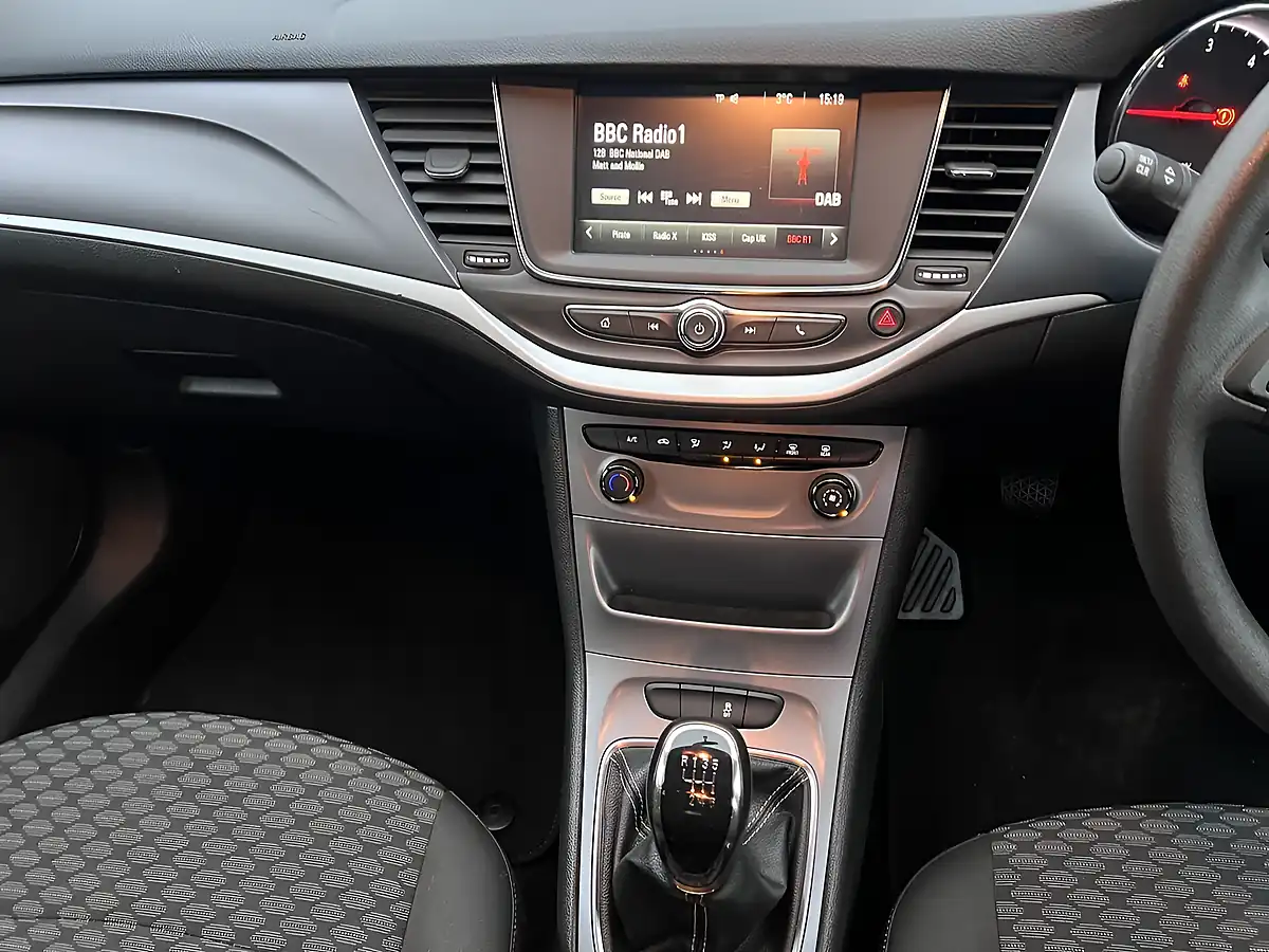 Used 2018 Vauxhall Astra Design Sport Tourer Sovereign Silver Metallic - Interior and Exterior details 13