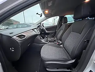 Used 2018 Vauxhall Astra Design Sport Tourer Sovereign Silver Metallic - Interior and Exterior details 16