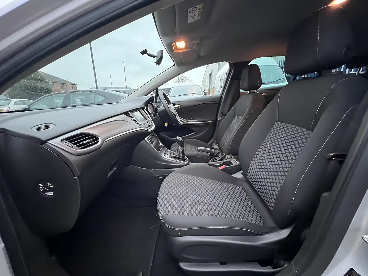 Used 2018 Vauxhall Astra Design Sport Tourer Sovereign Silver Metallic - Interior and Exterior details 16