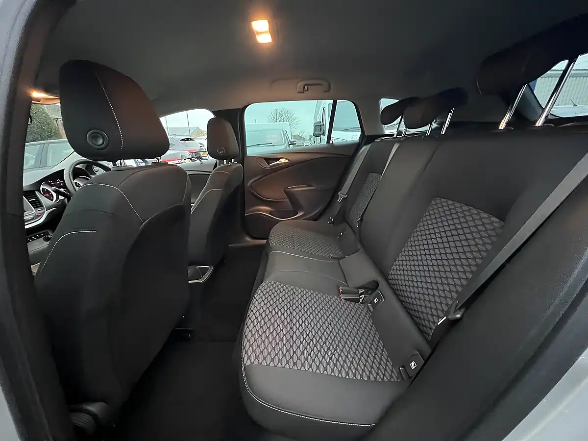 Used 2018 Vauxhall Astra Design Sport Tourer Sovereign Silver Metallic - Interior and Exterior details 17