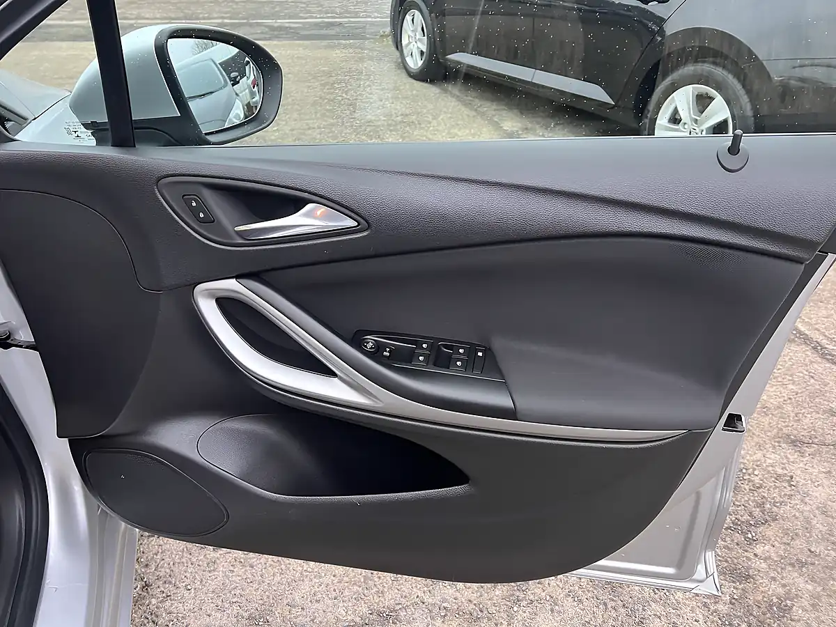 Used 2018 Vauxhall Astra Design Sport Tourer Sovereign Silver Metallic - Interior and Exterior details 18