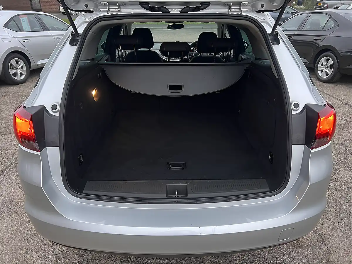 Used 2018 Vauxhall Astra Design Sport Tourer Sovereign Silver Metallic - Interior and Exterior details 19