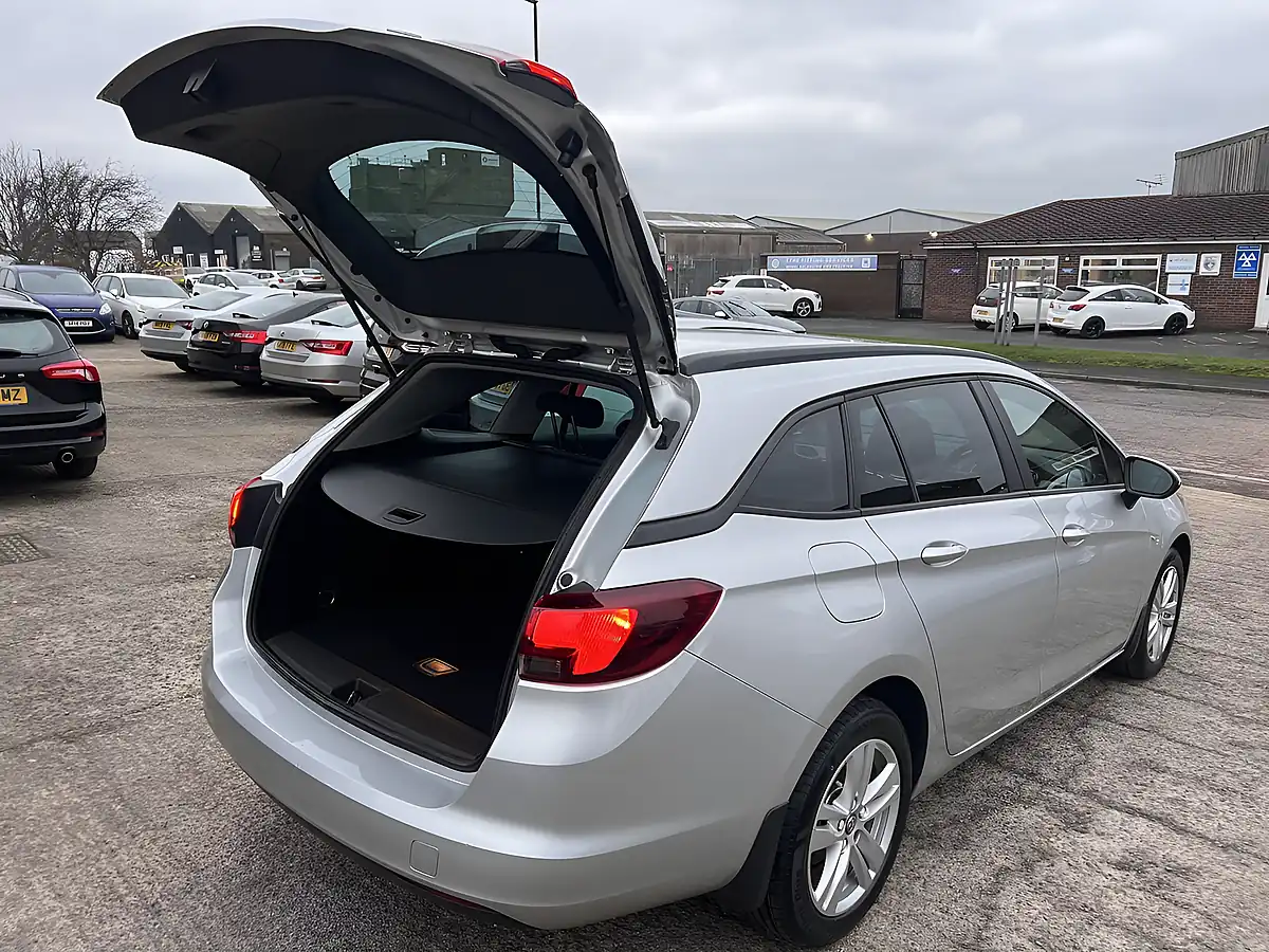 Used 2018 Vauxhall Astra Design Sport Tourer Sovereign Silver Metallic - Interior and Exterior details 20