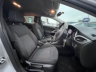 Used 2018 Vauxhall Astra Design Sport Tourer Sovereign Silver Metallic - Interior and Exterior details 3