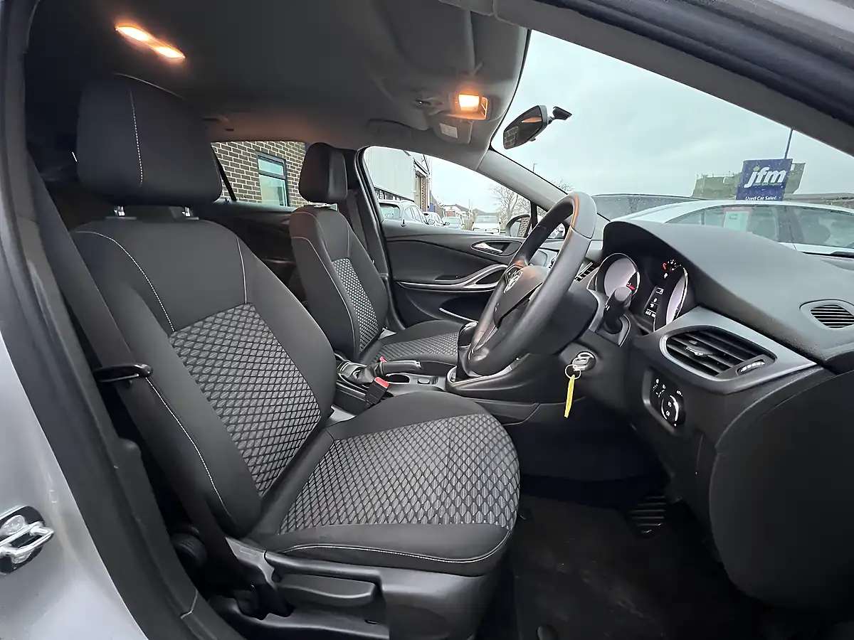 Used 2018 Vauxhall Astra Design Sport Tourer Sovereign Silver Metallic - Interior and Exterior details 3