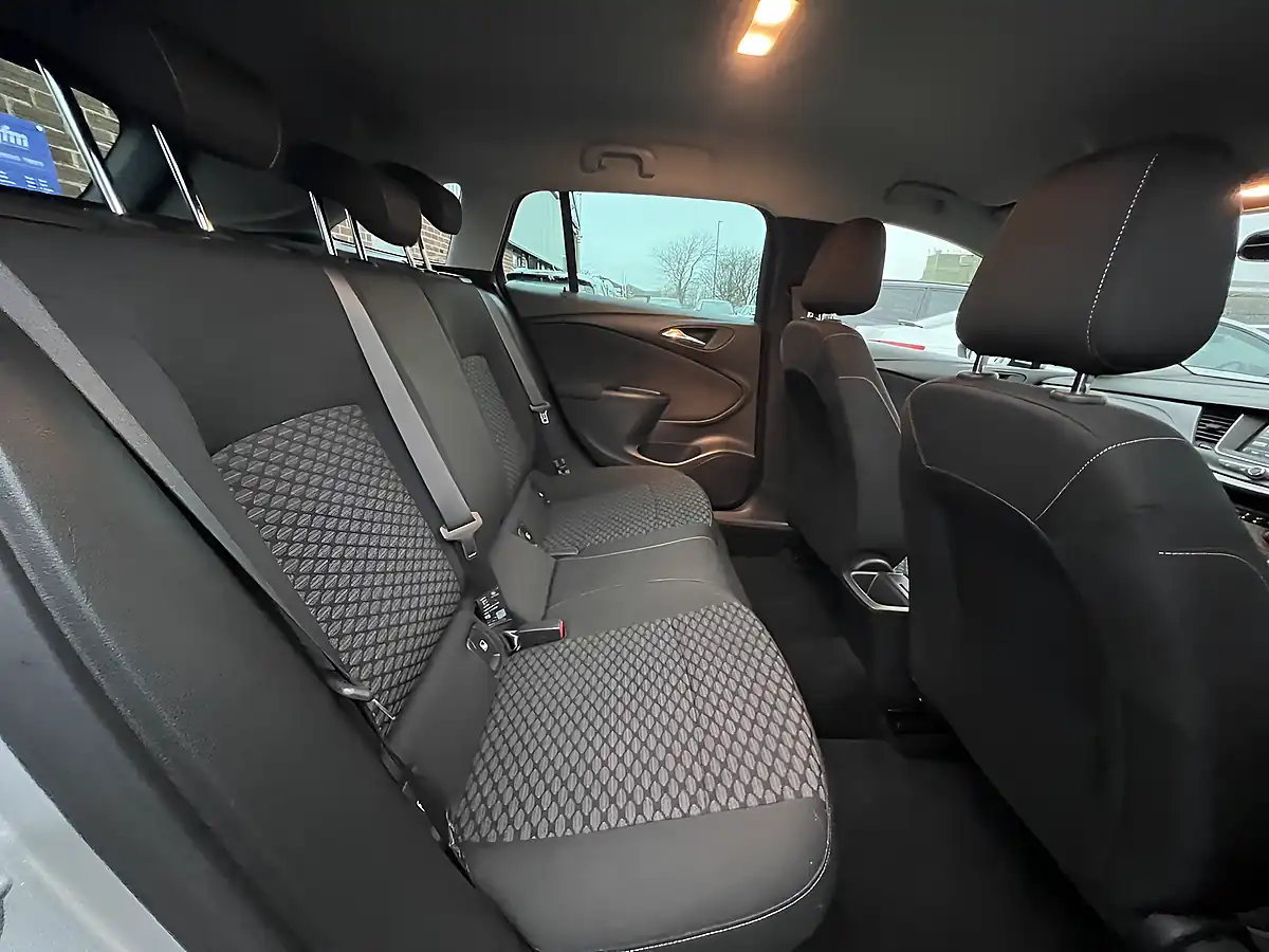 Used 2018 Vauxhall Astra Design Sport Tourer Sovereign Silver Metallic - Interior and Exterior details 4