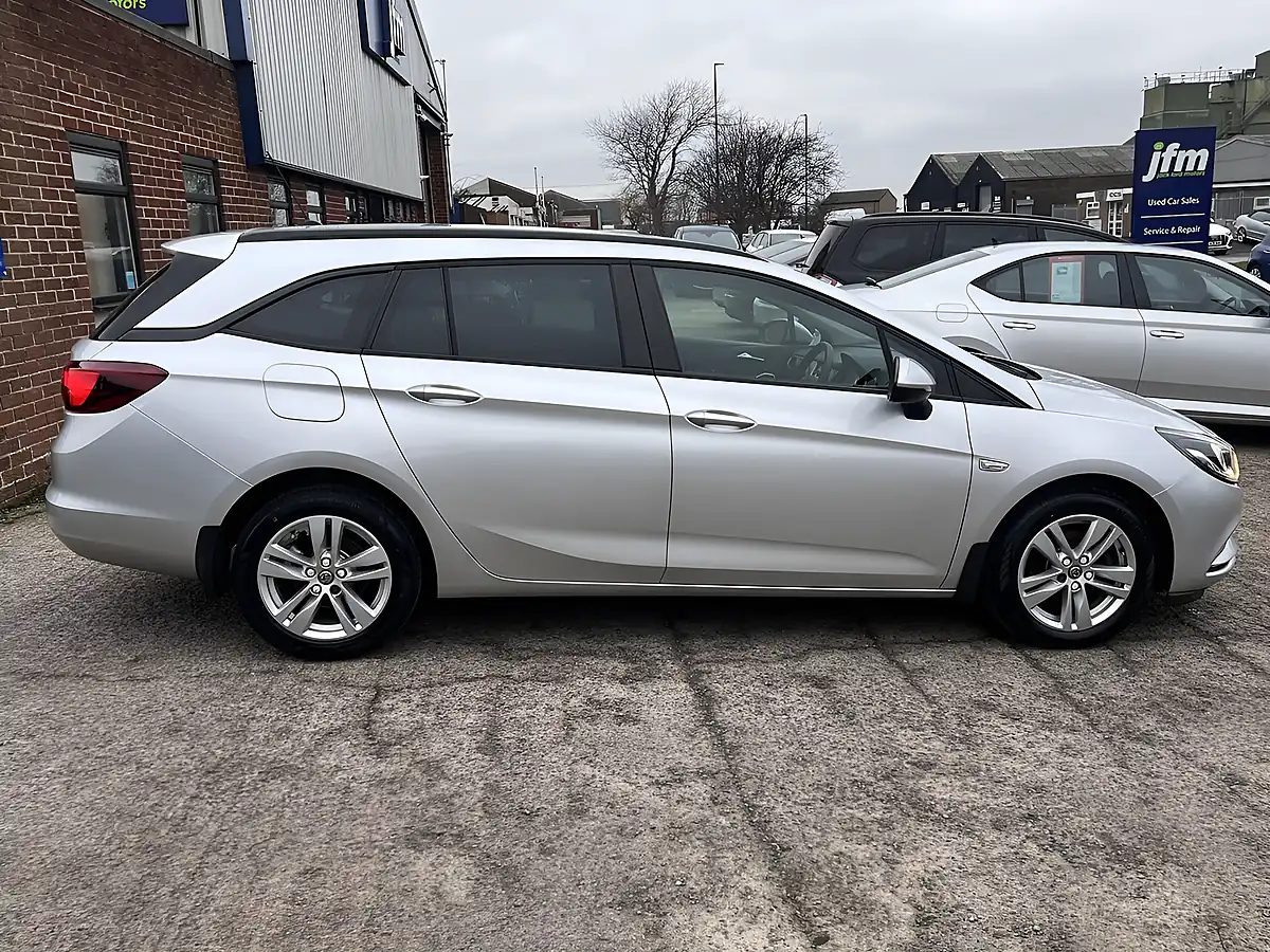 Used 2018 Vauxhall Astra Design Sport Tourer Sovereign Silver Metallic - Interior and Exterior details 5