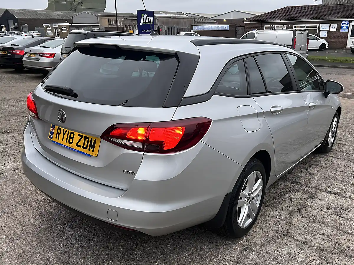 Used 2018 Vauxhall Astra Design Sport Tourer Sovereign Silver Metallic - Interior and Exterior details 6