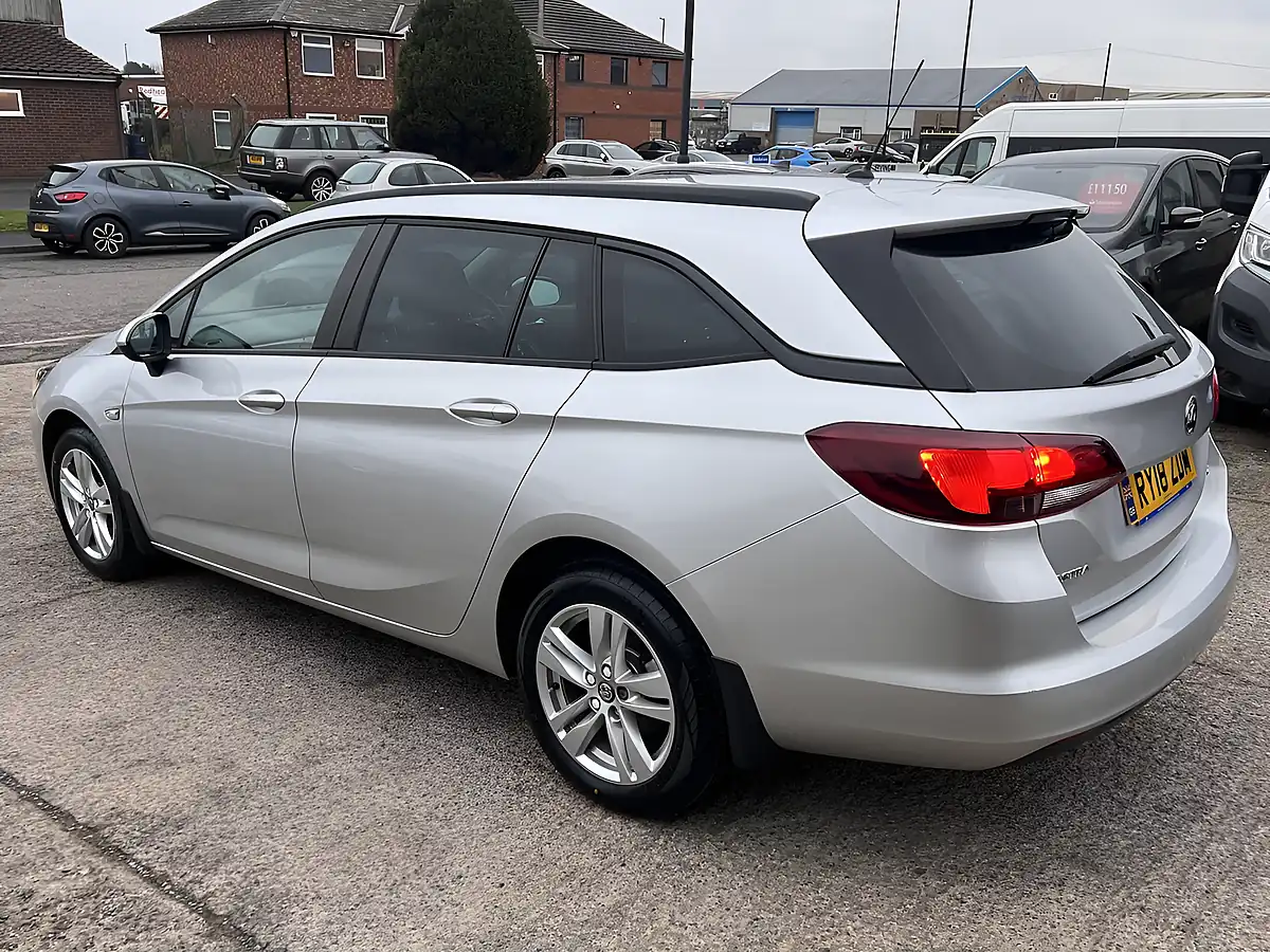 Used 2018 Vauxhall Astra Design Sport Tourer Sovereign Silver Metallic - Interior and Exterior details 8