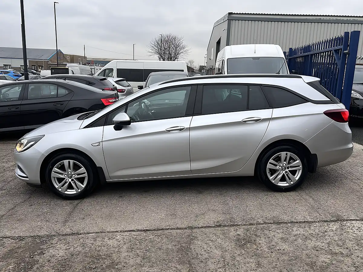 Used 2018 Vauxhall Astra Design Sport Tourer Sovereign Silver Metallic - Interior and Exterior details 9
