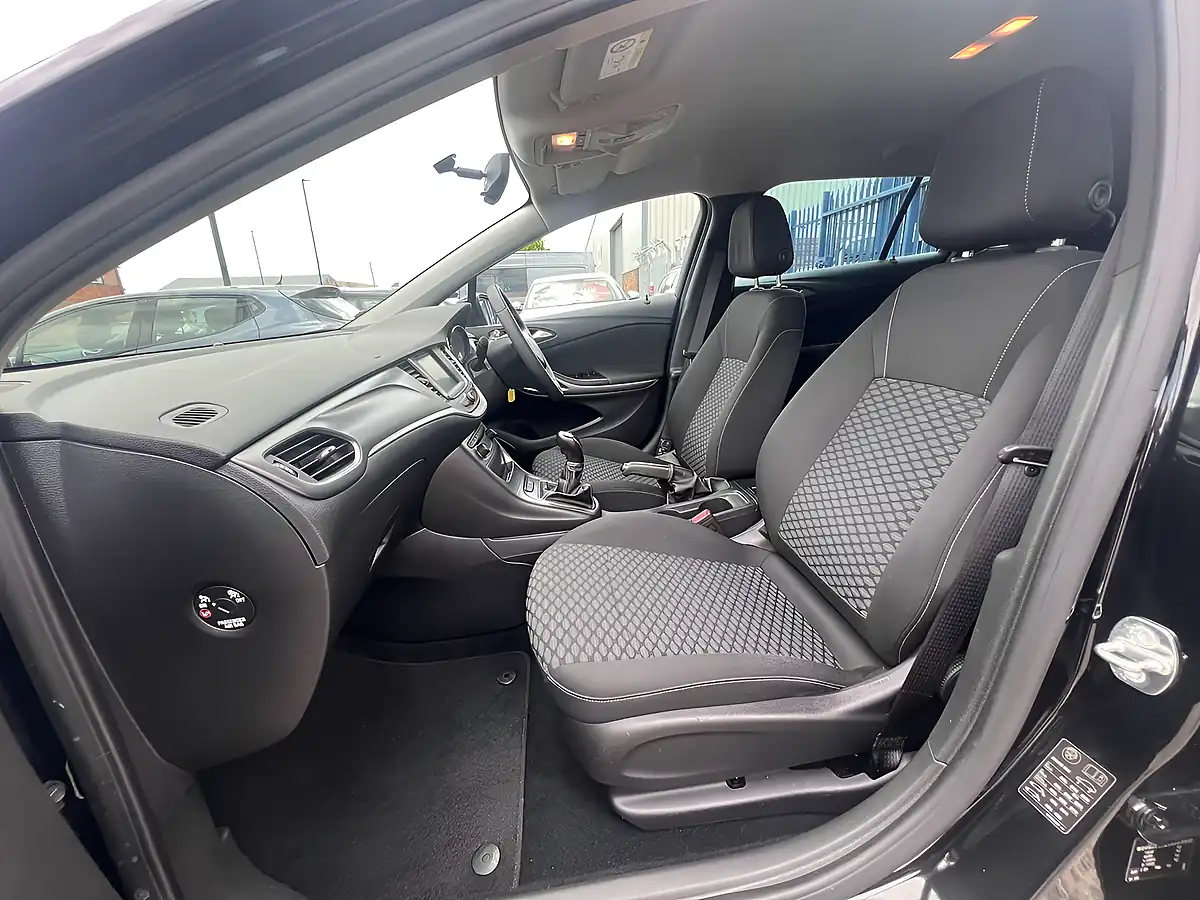 Used 2018 Vauxhall Astra Design Sports Tourer Mineral Black Met - Interior and Exterior details 14
