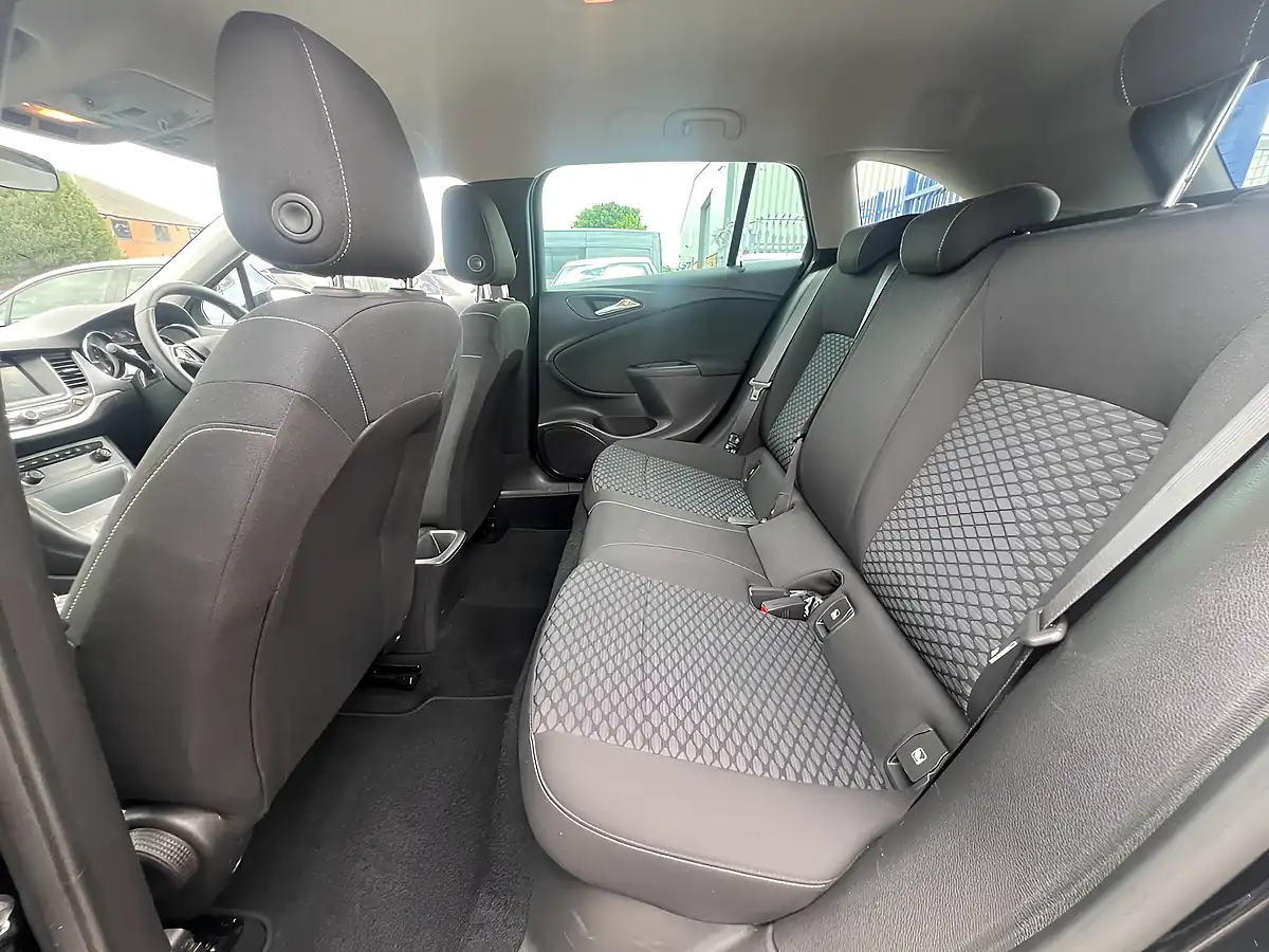 Used 2018 Vauxhall Astra Design Sports Tourer Mineral Black Met - Interior and Exterior details 15