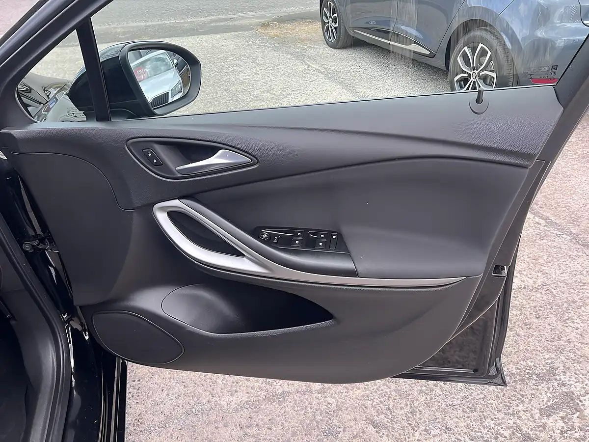 Used 2018 Vauxhall Astra Design Sports Tourer Mineral Black Met - Interior and Exterior details 16