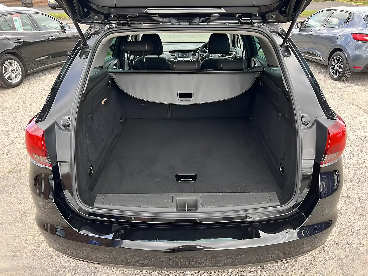 Used 2018 Vauxhall Astra Design Sports Tourer Mineral Black Met - Interior and Exterior details 17