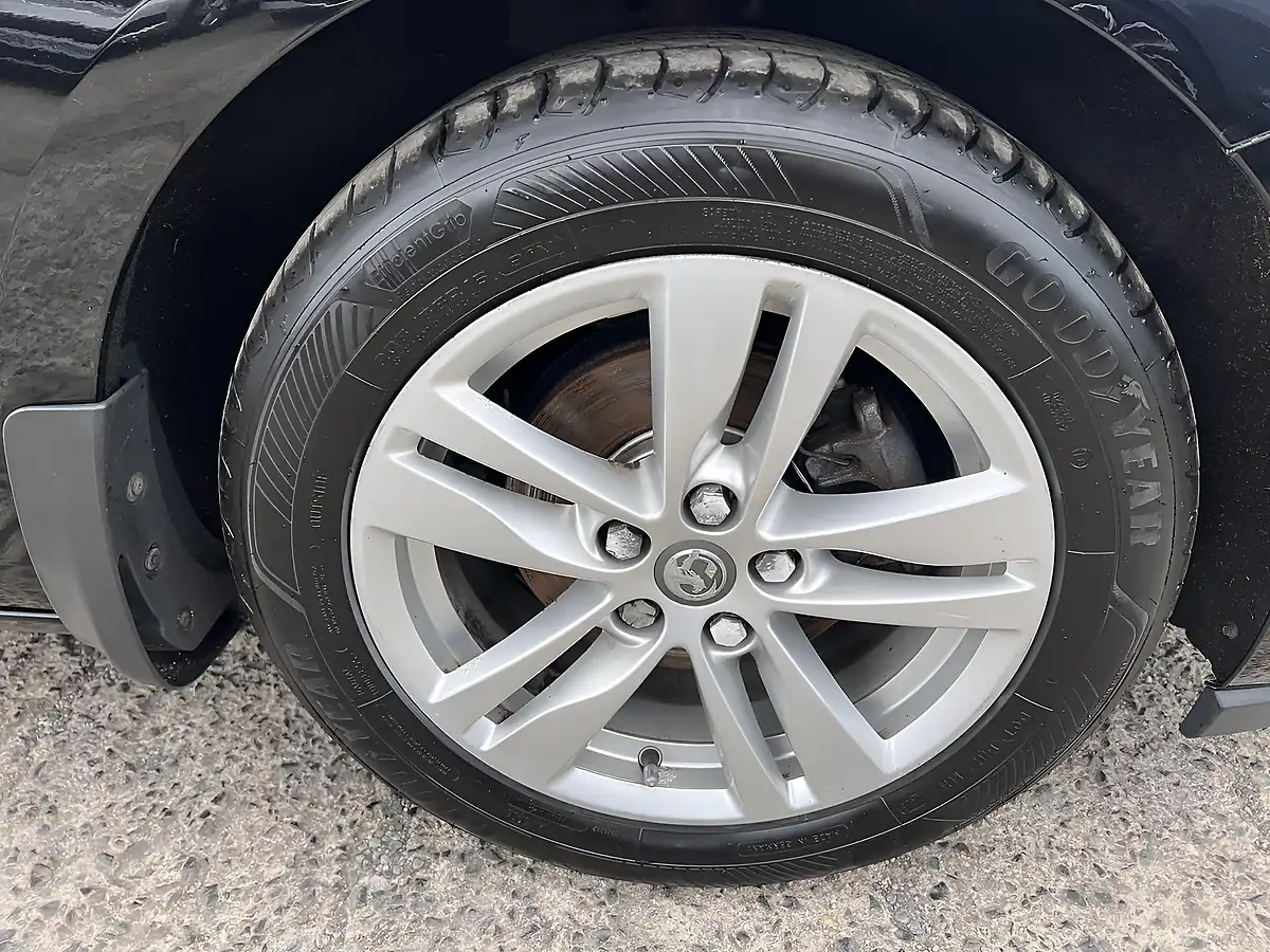 Used 2018 Vauxhall Astra Design Sports Tourer Mineral Black Met - Interior and Exterior details 19