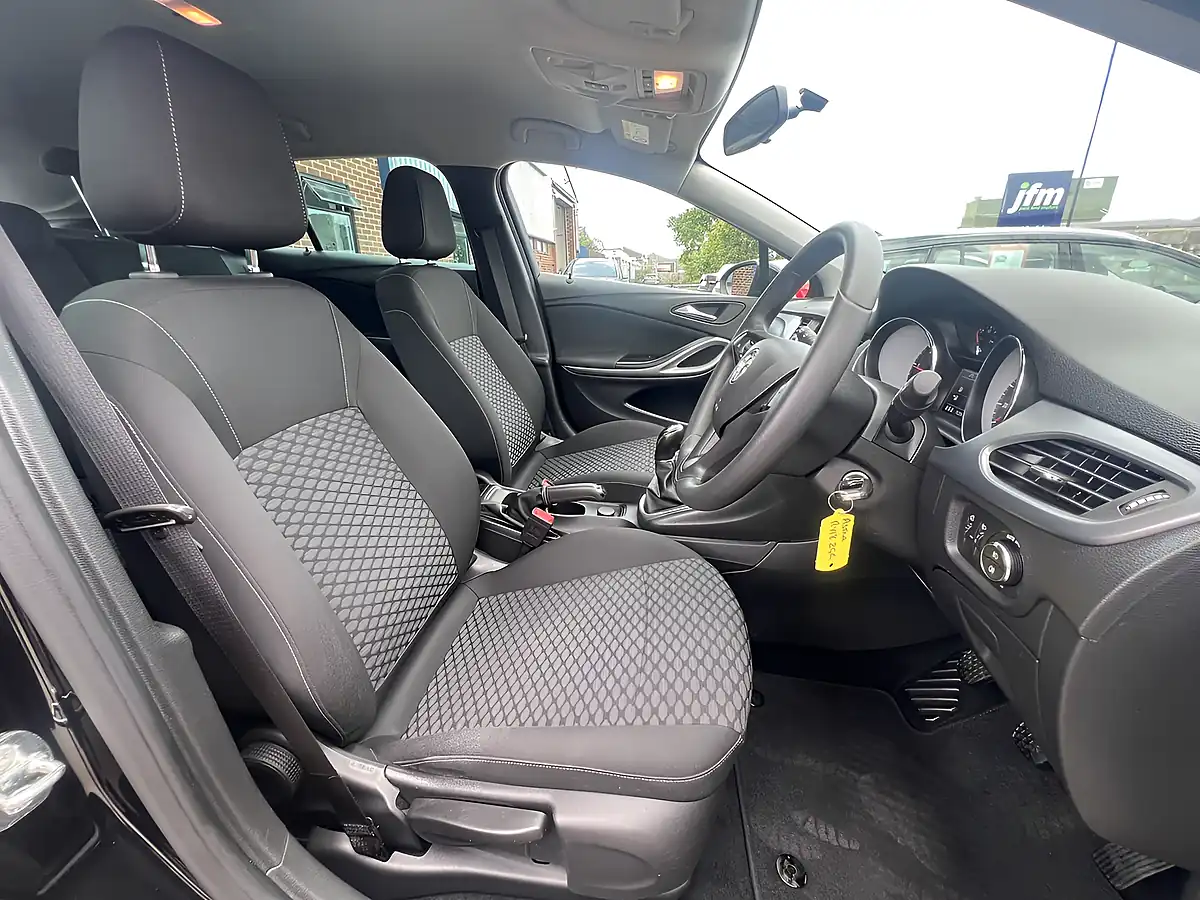 Used 2018 Vauxhall Astra Design Sports Tourer Mineral Black Met - Interior and Exterior details 3