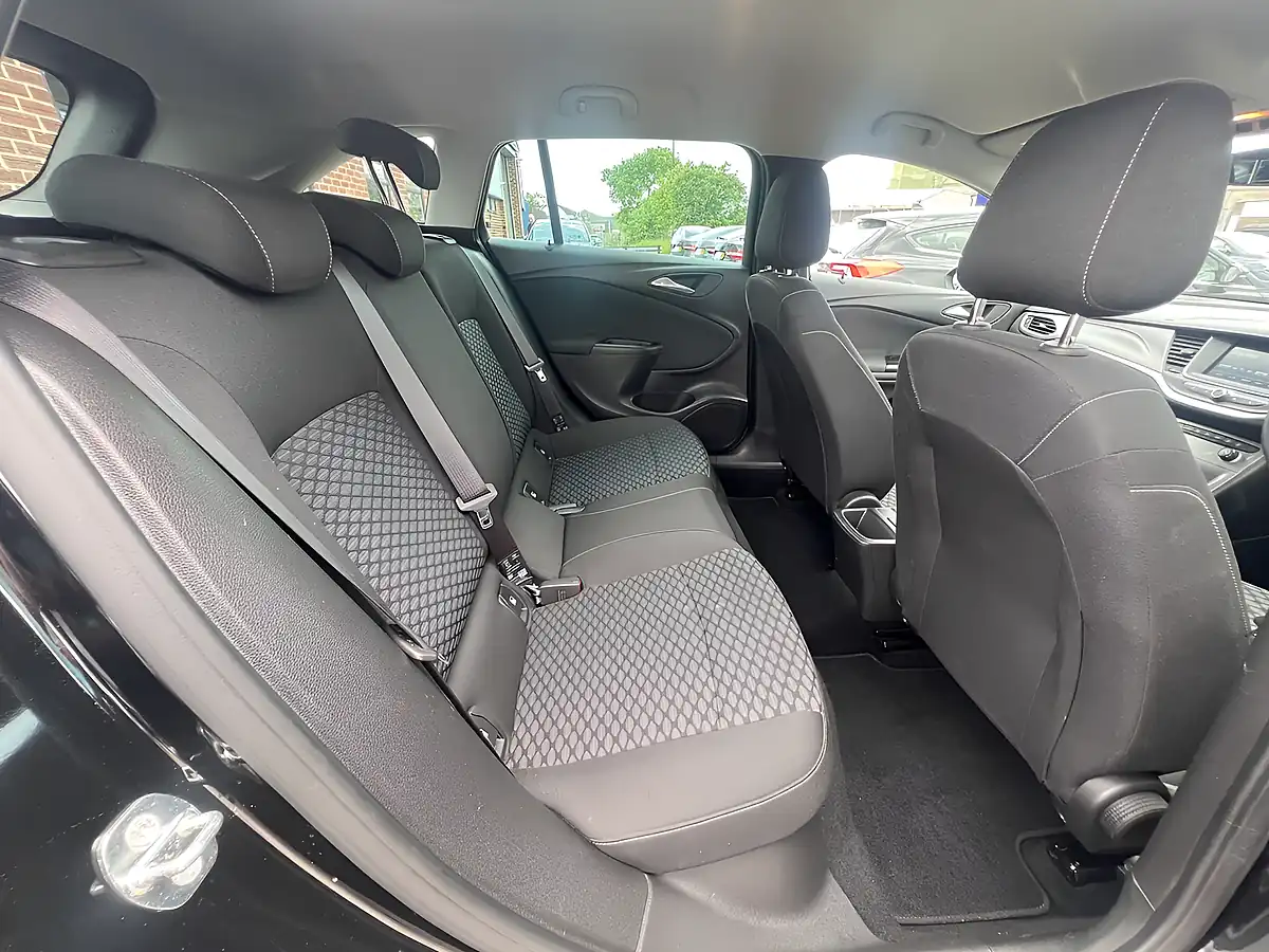 Used 2018 Vauxhall Astra Design Sports Tourer Mineral Black Met - Interior and Exterior details 4