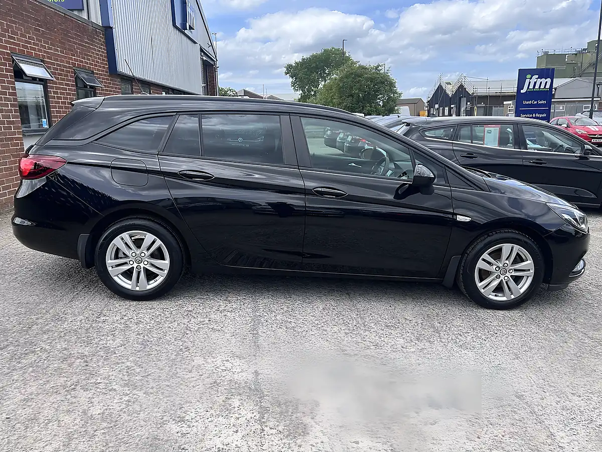 Used 2018 Vauxhall Astra Design Sports Tourer Mineral Black Met - Interior and Exterior details 5