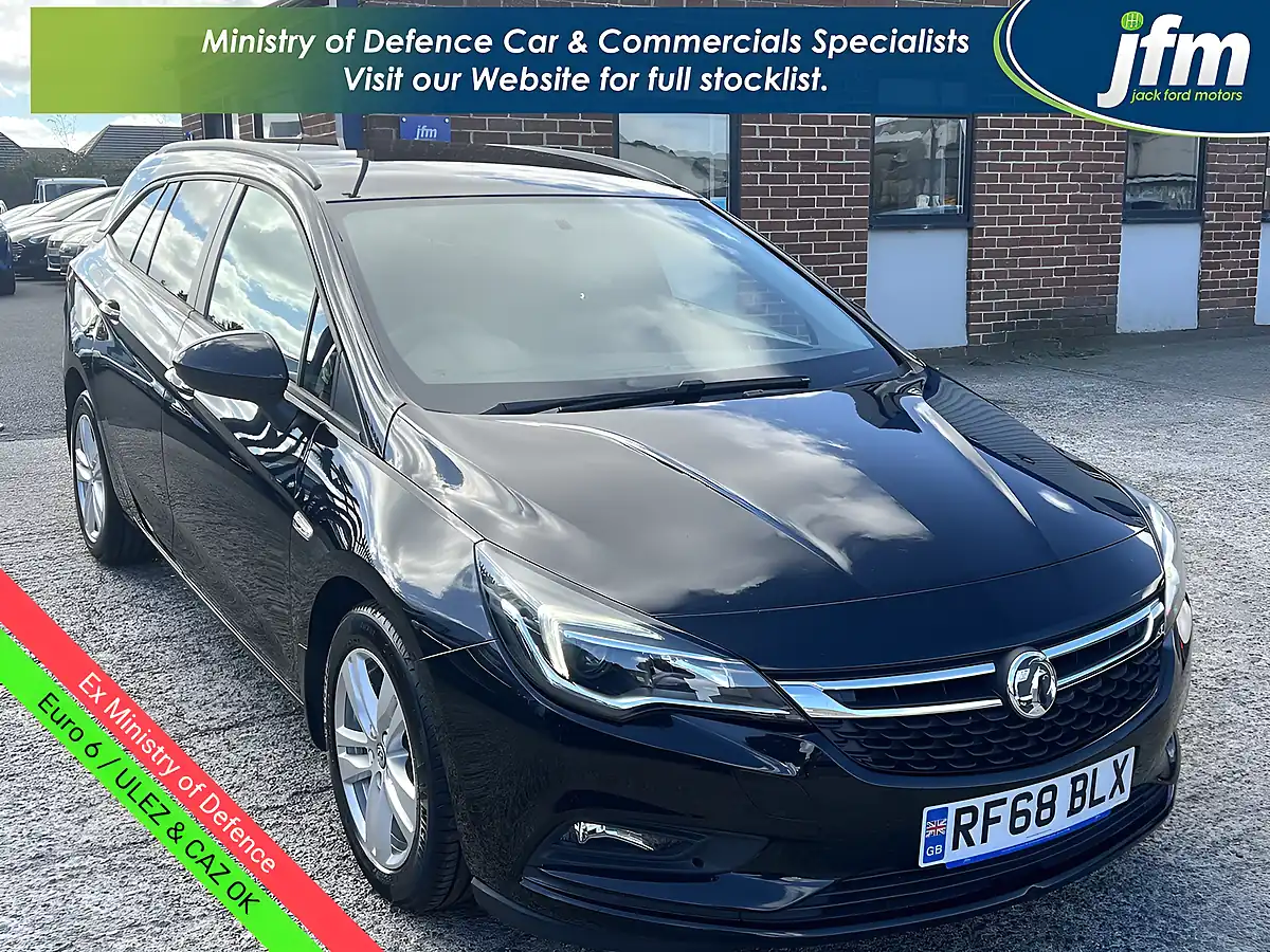 Used 2018 Vauxhall Astra Design Sports Tourer Mineral Black Met - Front View