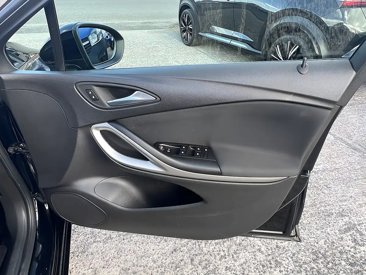 Used 2018 Vauxhall Astra Design Sports Tourer Mineral Black Met - Interior and Exterior details 15