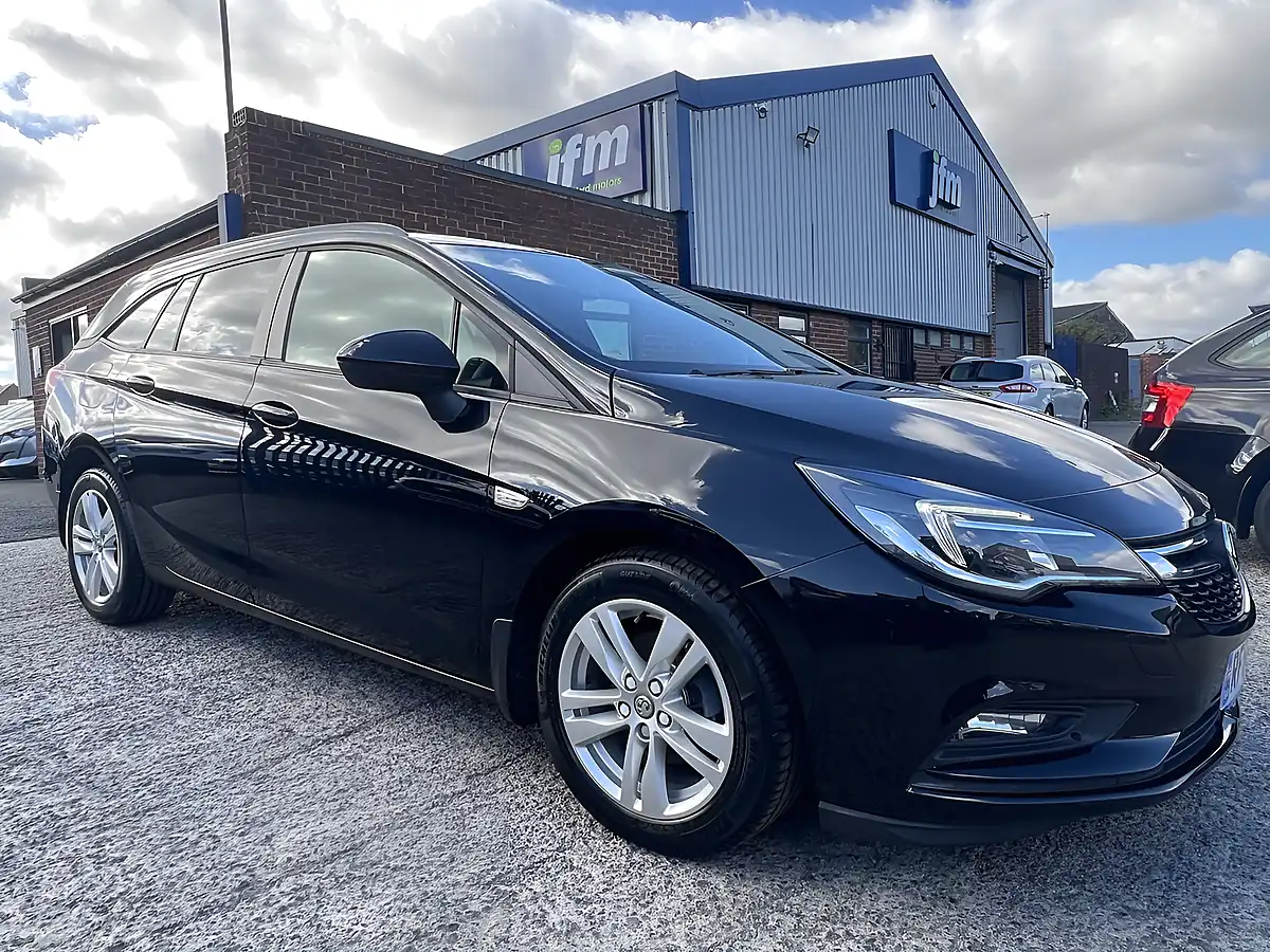 Used 2018 Vauxhall Astra Design Sports Tourer Mineral Black Met - Interior and Exterior details 20