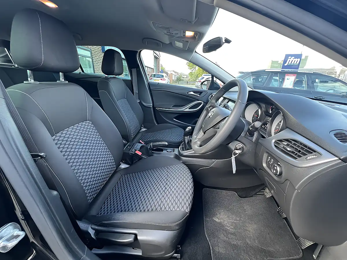 Used 2018 Vauxhall Astra Design Sports Tourer Mineral Black Met - Interior and Exterior details 3