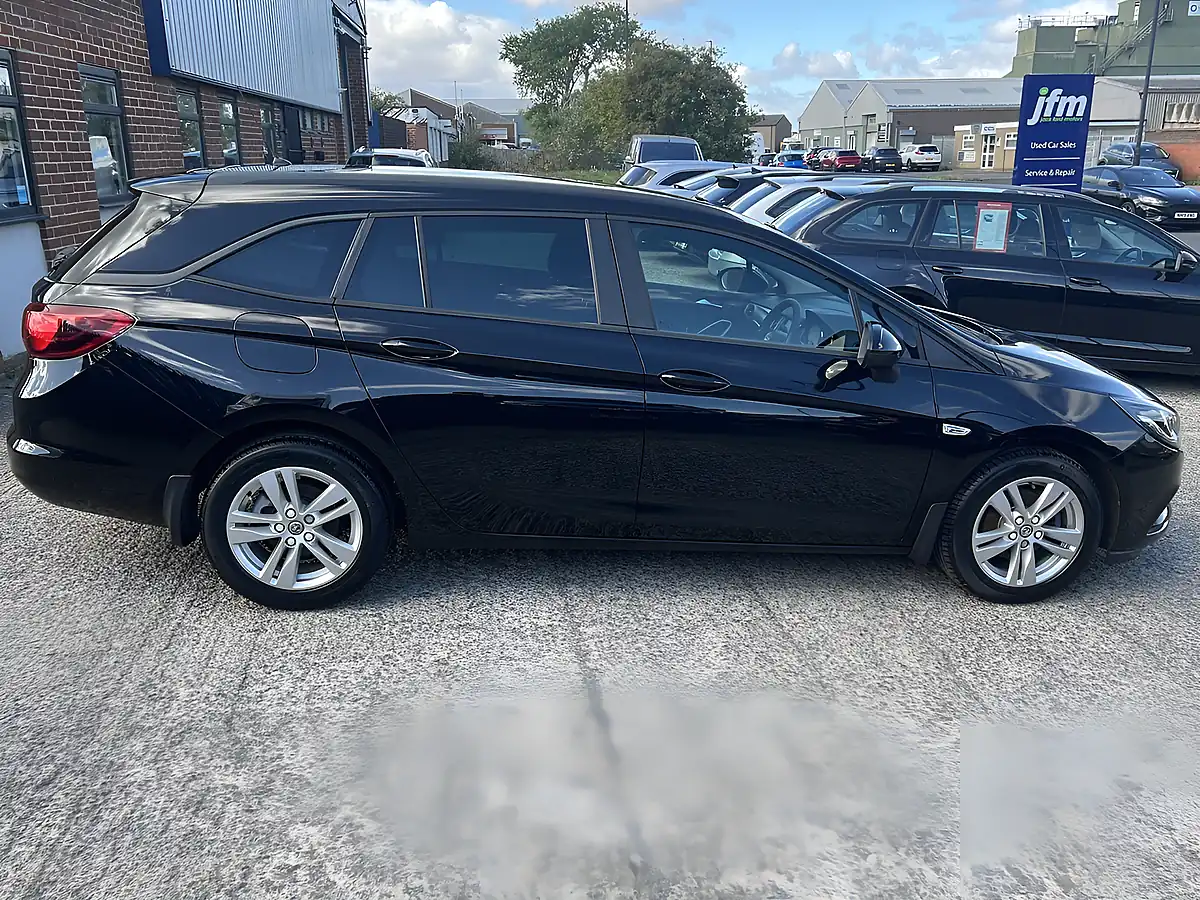 Used 2018 Vauxhall Astra Design Sports Tourer Mineral Black Met - Interior and Exterior details 5