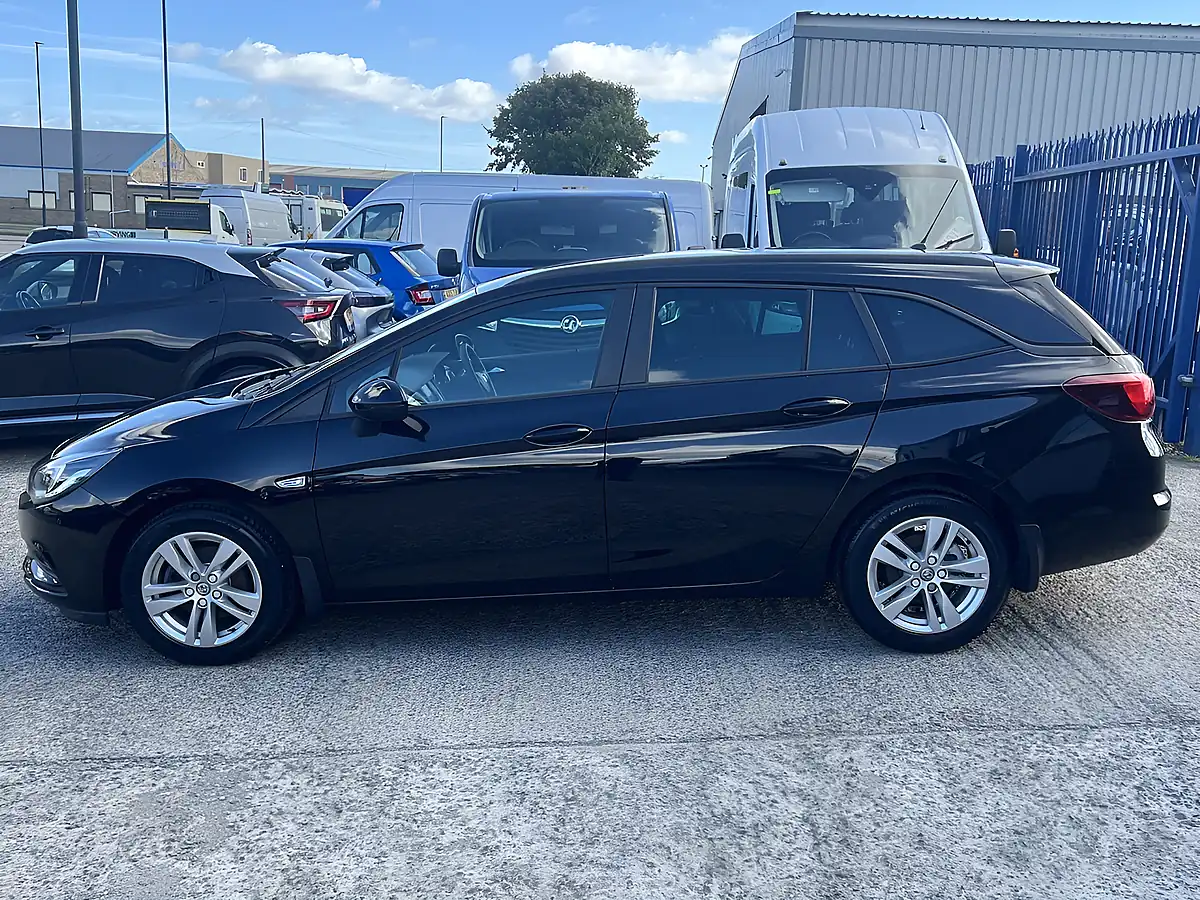 Used 2018 Vauxhall Astra Design Sports Tourer Mineral Black Met - Interior and Exterior details 9