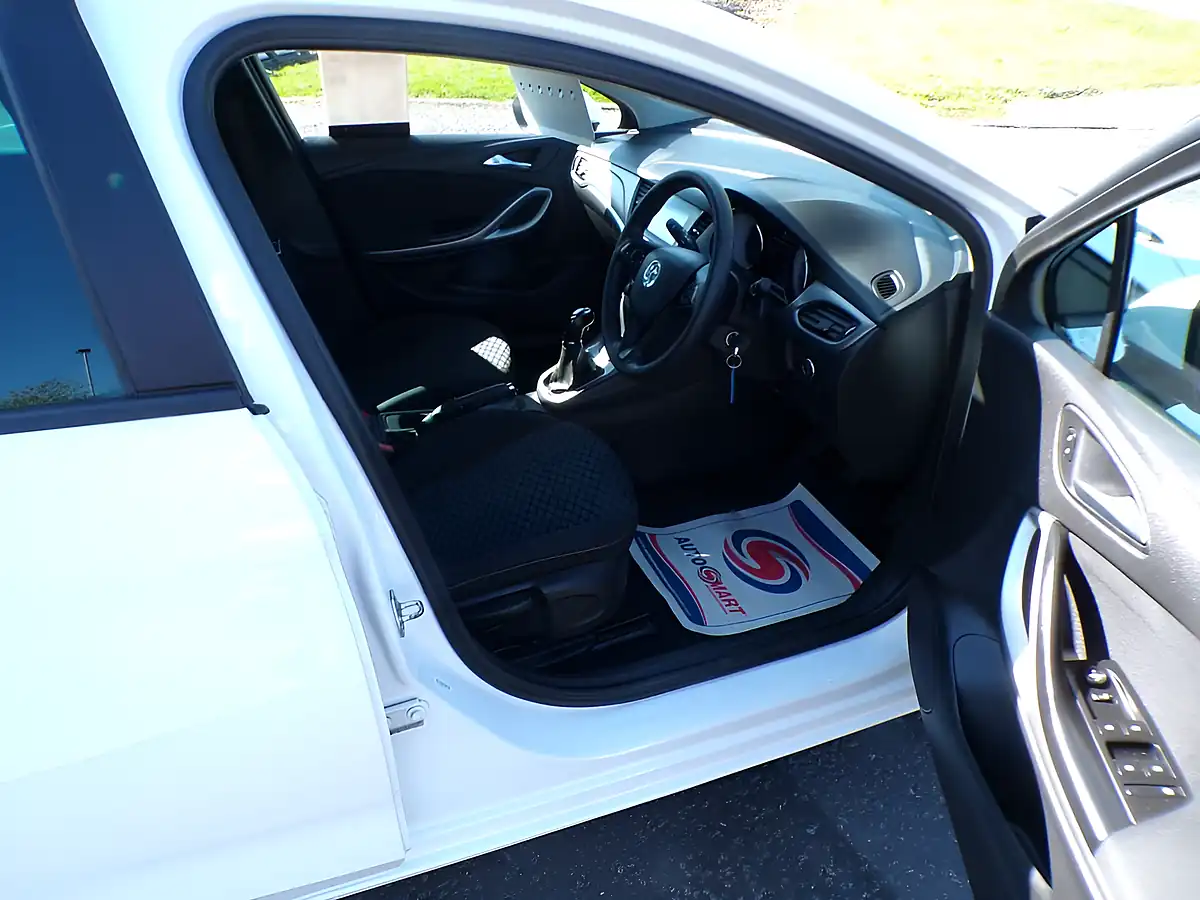 Used 2018 Vauxhall Astra Design White - Interior and Exterior details 3