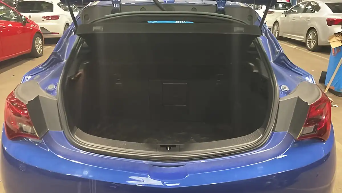 Used 2018 Vauxhall Astra Gtc Vxr Blue - Interior and Exterior details 13