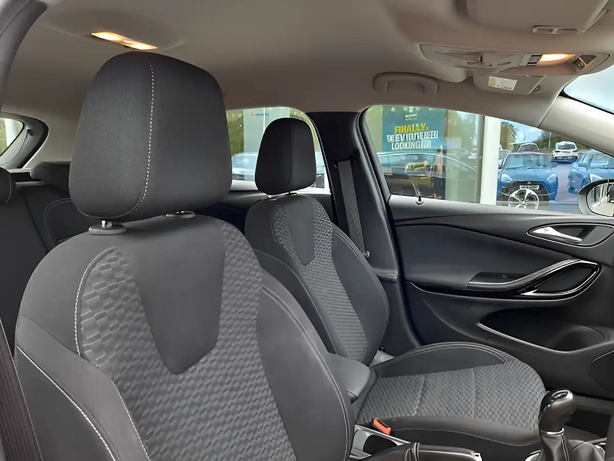 Used 2018 Vauxhall Astra Sri Blue - Interior and Exterior details 14