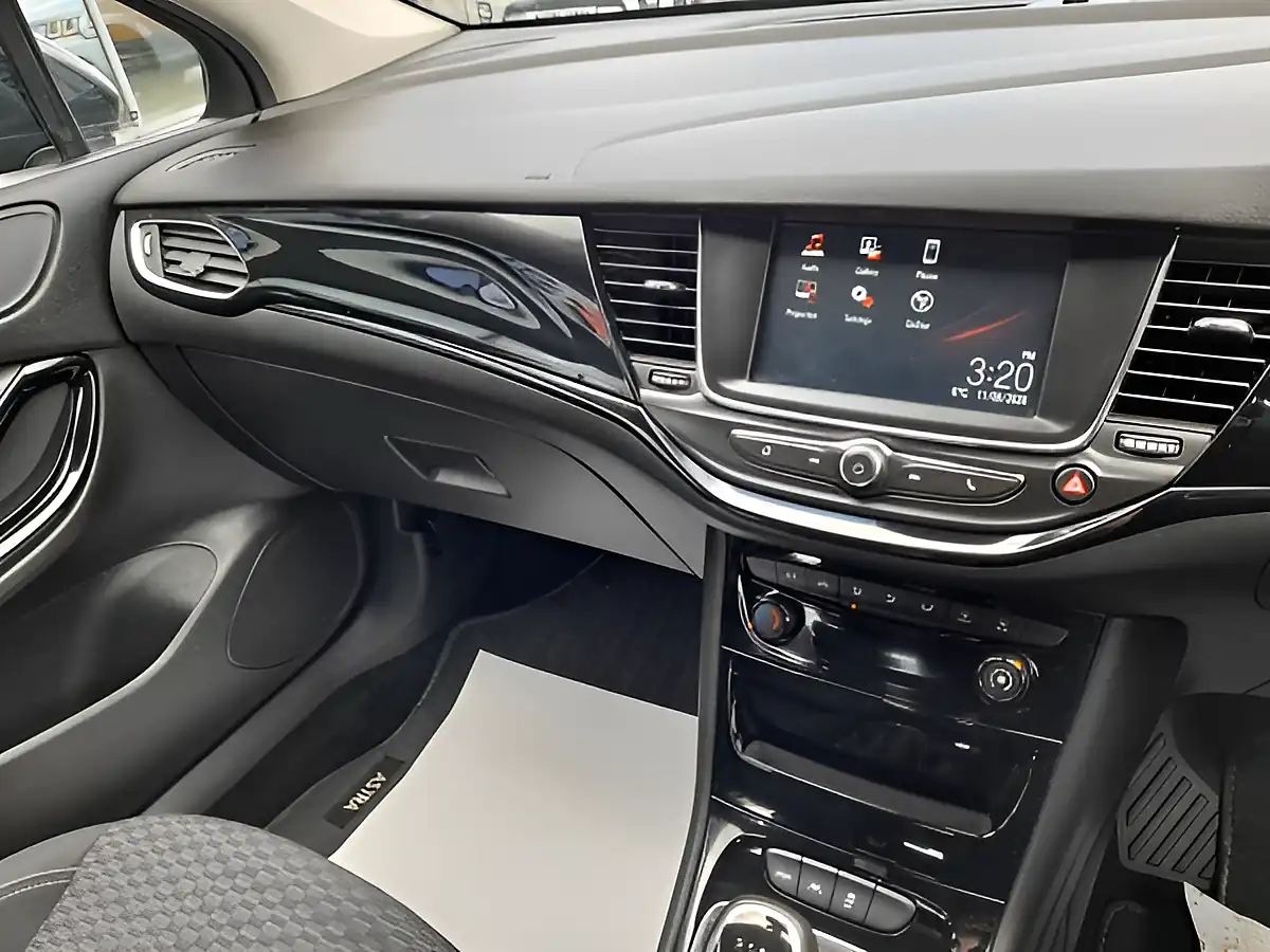 Used 2018 Vauxhall Astra Sri Blue - Interior and Exterior details 16