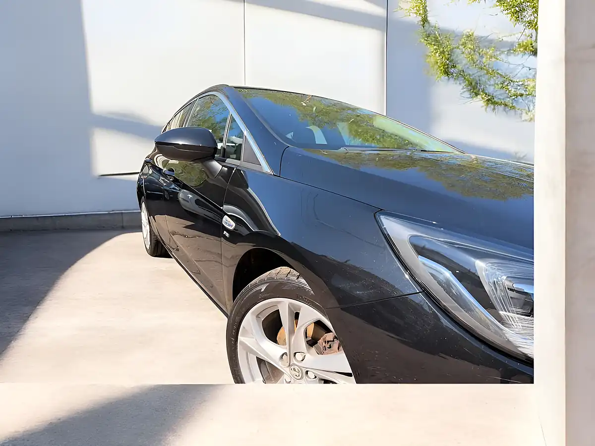 Used 2018 Vauxhall Astra Sri Nav Black - Interior and Exterior details 5