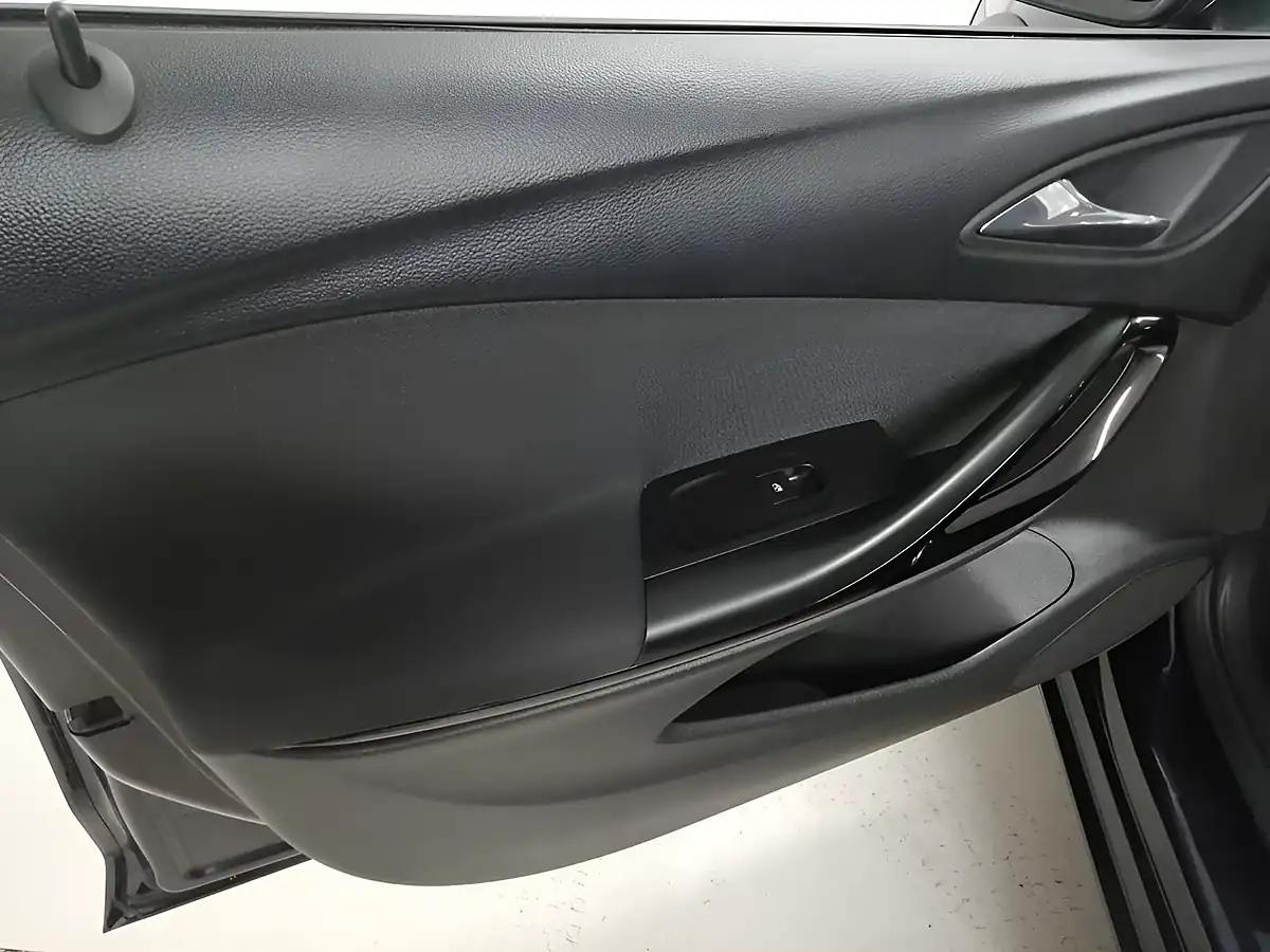 Used 2018 Vauxhall Astra Sri Nav Dark Moon Blue - Interior and Exterior details 19