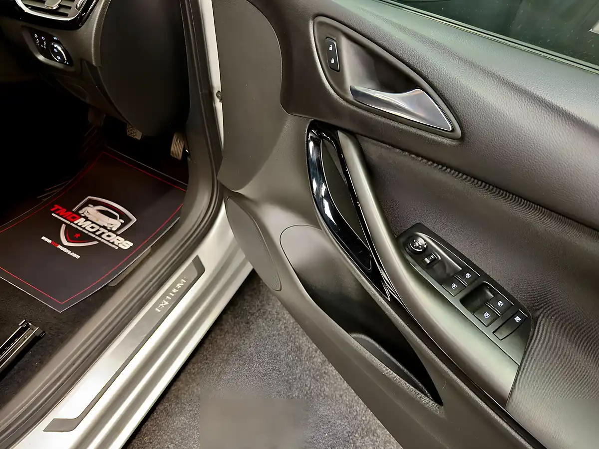 Used 2018 Vauxhall Astra Sri Nav Silver - Interior and Exterior details 15