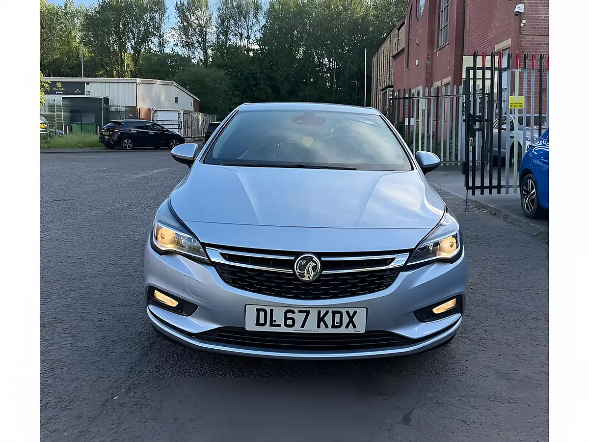 Used 2018 Vauxhall Astra Sri Silver - Front View
